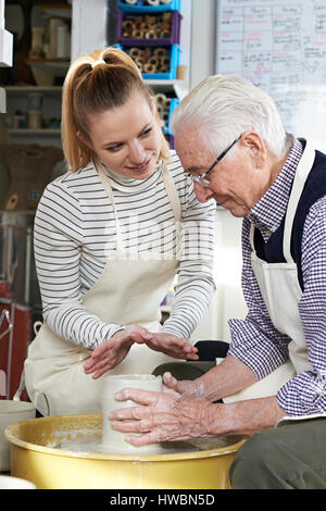 Senior woman mit Lehrer In Keramik-Klasse Stockfoto