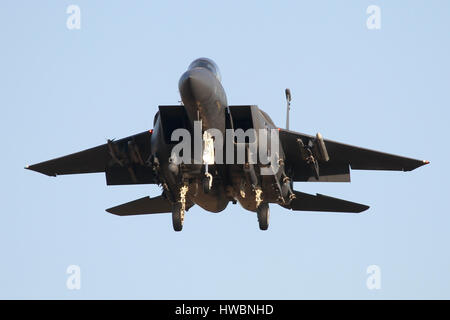 Gerade hinunter die Nase einer F-15E von der 48th Fighter Wing an RAF Lakenheath wie es landet auf der Piste 24 Im low light. Stockfoto