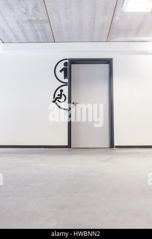 In einem öffentlichen Gebäude sind Herren Toiletten Stockfoto