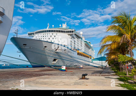 Oranjestad, Aruba - 1. Dezember 2011: Festgemachten Schiff Abenteuer der Meere warten auf Passagiere am 1. Dezember 2011. Stockfoto