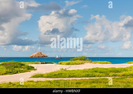 Palapa in einsamen Strand und türkisblauen karibischen Meer - Aruba Stockfoto