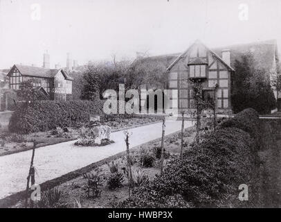 Antike c1880 Fotografie, Rückseite des Hauses Shakespeares, Stratford, England. Shakespeares Geburtshaus ist eine restaurierte aus dem 16. Jahrhundert Fachwerkhaus befindet sich in Henley Street, Stratford-upon-Avon, Warwickshire, England, wo es geglaubt wird, dass William Shakespeare 1564 geboren wurde und seine Kindheit verbrachte. QUELLE: SPÄTERE GENERATION GLAS NEGATIV. Stockfoto