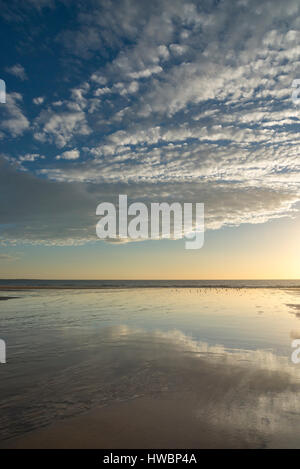 Friedlicher Morgen in Filey Bay an der Küste von North Yorkshire, England. Stockfoto