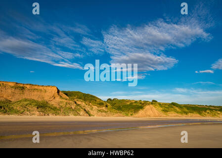 Warmen bunten Klippen bei Reighton Sands, Filey Bay, North Yorkshire, England. Stockfoto