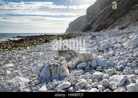 Weissen Sie Felsen unter dramatischen Klippen bei Speeton Sands am Südende des Filey Bay, North Yorkshire. Stockfoto