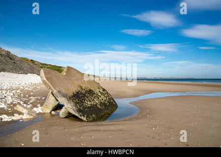 Reste einer alten Beton Pillbox am Sandstrand in Filey Bay, North Yorkshire, England. Stockfoto