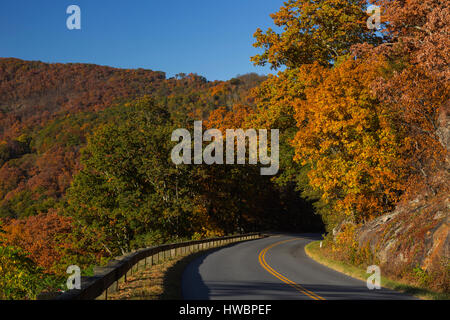 Farben des Herbstes entlang des Blue Ridge Parkway, Blue Ridge Parkway, NC, USA Stockfoto