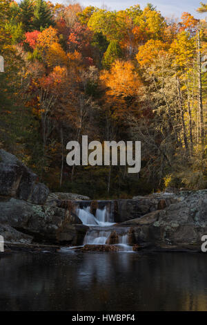 Upper Falls des Flusses Linville in Herbstfarben entlang der Blue Ridge Parkway, NC, USA Stockfoto