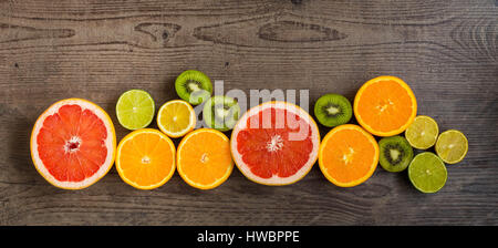 Scheiben frisches Obst auf einem Holztisch Stockfoto