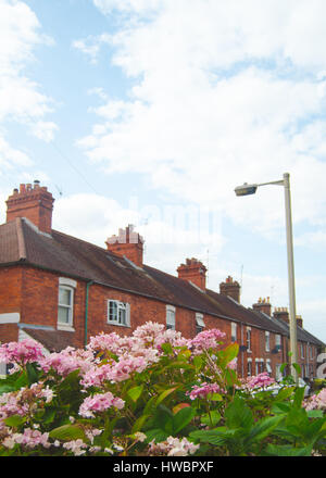 Retro-Stil Bild des durchschnittlichen britischen terrassenförmig angelegten Straße mit Blumen In den Vordergrund und Textfreiraum Stockfoto