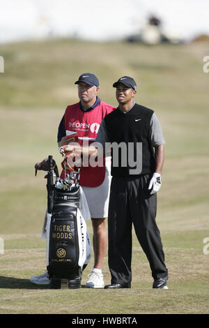 TIGER WOODS & CADDY die OPEN CHAMPIONSHIP ROYAL TROON 2004 Schottland 17 Juli 2004 Stockfoto