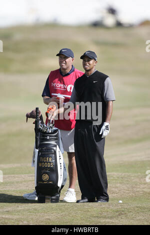 TIGER WOODS & CADDY die OPEN CHAMPIONSHIP ROYAL TROON 2004 Schottland 17 Juli 2004 Stockfoto