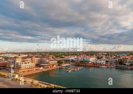 Oranjestad, Aruba - 1. Dezember 2011: Blick von oben auf bunten Gebäuden in Oranjestad auf der Insel Aruba in der Morgensonne am Dezember 01, 2 Stockfoto