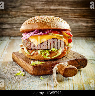 frische leckere Burger auf Holzbrett Stockfoto