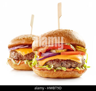 zwei frische leckere Burger isoliert auf weißem Hintergrund Stockfoto