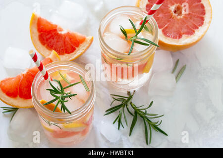 Erfrischendes Sommergetränk mit Grapefruit und Rosmarin auf einem Stein Hintergrund. Das Konzept der gesunden und diätetische Ernährung. Kopieren Sie Raum. Stockfoto