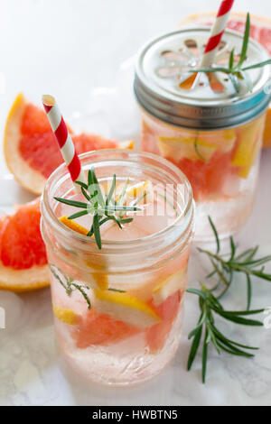 Erfrischendes Sommergetränk mit Grapefruit und Rosmarin auf einem Stein Hintergrund. Das Konzept der gesunden und diätetische Ernährung. Kopieren Sie Raum. Stockfoto