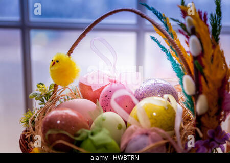 Korb mit bunten Ostereiern, selektiven Fokus Bild Stockfoto