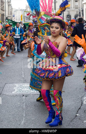 Bunte bolivianischen Tänzer tanzen auf der Straße für St. Patricks Day parade London Stockfoto