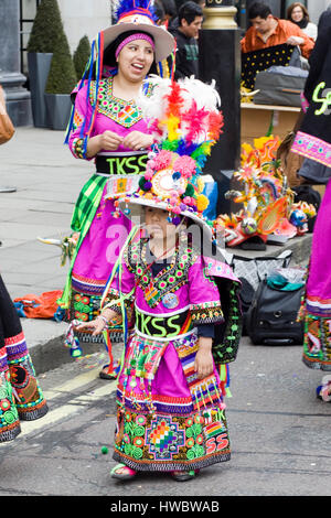 Bolivianische Kind tragen traditionelle bolivianischen Kleidung für den St. Patricks Day Parade London Stockfoto