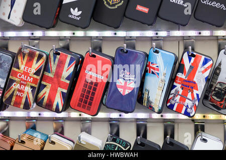 Dekorative Handytaschen auf einem Marktstand Stockfoto