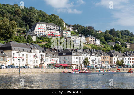 BOUILLON, Belgien - 18. August 2016: Fluss Semois mit Menschen entspannen in Tretboote im belgischen Bouillon Stockfoto