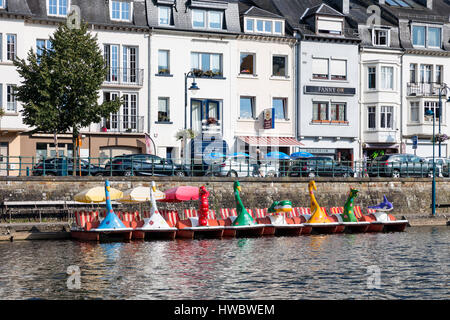 BOUILLON, Belgien - 18. August 2016: Fluss Semois mit Tretbooten in belgischen Bouillon zu vermieten Stockfoto