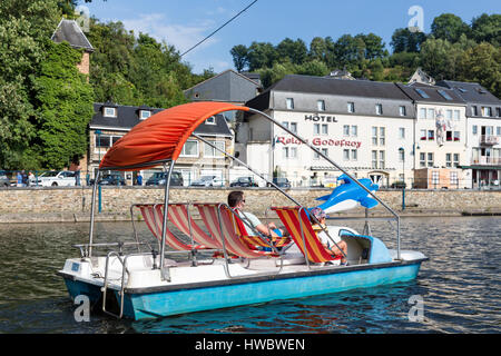 BOUILLON, Belgien - 18. August 2016: Fluss Semois mit Vater und Sohn im Tretboot in belgischen Bouillon Stockfoto