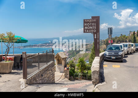 TAORMINA, Italien - 17. Mai 2016: Eingang zu einem vier Sterne Hotel in Taormina mit einer wunderschönen Aussicht auf die sizilianische Küste mit dem Ätna Stockfoto
