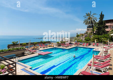 TAORMINA, Italien - 17. Mai 2016: Schwimmbad von einem 4 Sterne Hotel in Taormina mit einer wunderschönen Aussicht auf die sizilianische Küste Stockfoto