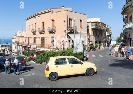 TAORMINA, Italien - 17. Mai 2016: Geschäftigen Zentrum mit Touristen und Autos von Taormina auf der Insel Sizilien Stockfoto