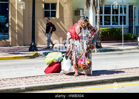 Miami Beach, Florida, Washington Avenue, weibliche Frauen, Taschendame, junger Erwachsener, obdachlos, mittellos, Straßenmensch, exzentrisch, rollendes Gepäck, FL170205004 Stockfoto