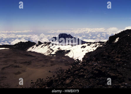 Aussicht vom Gipfel des Kilimandscharo des höchsten Punkts in Afrika mit 5895 Meter über dem Meeresspiegel. Mawenzi Peak in der Ferne, Tansania, Afrika Stockfoto