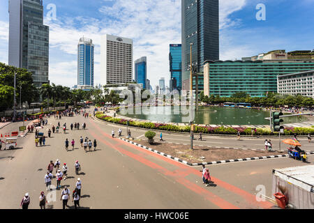 JAKARTA, Indonesien - 25. September 2016: Menschen genießen den autofreien Tag, was, jeden Sonntag Morgen auf der Sudirman Avenue im Herzen von Ind passiert Stockfoto