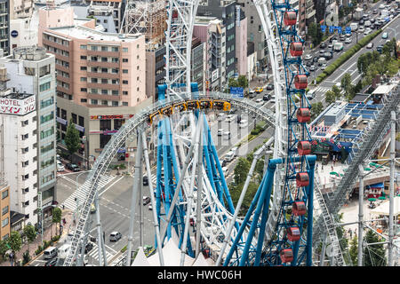 TOKYO, JAPAN - 17. August 2015: Menschen genießen eine Achterbahnfahrt in einem Vergnügungspark im Freien auf der Oberseite ein Gebäude im Herzen von Tokyo, Japan Stockfoto