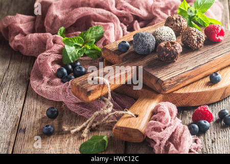 Vegane Energiekugeln - Snack für gesunden Lebensstil auf hölzernen Hintergrund Stockfoto