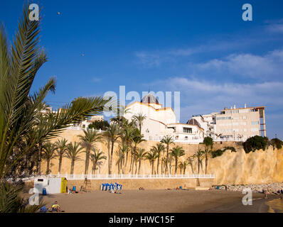 Malpas Strand und die Kirche San Jaime, in der Altstadt von Benidorm. Stockfoto