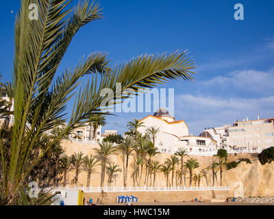 Malpas Strand und die Kirche San Jaime, in der Altstadt von Benidorm. Stockfoto