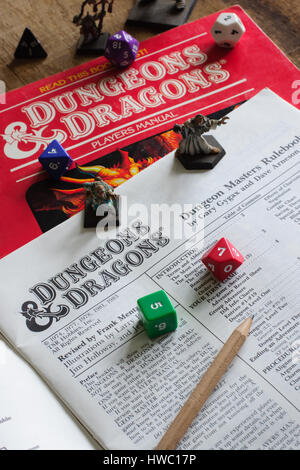 Dungeons &amp; Dragons Dungeon Master Regelbuch als Teil einer D & D Spielangebot im Jahr 1983 veröffentlicht. Das Spiel wurde von Gary Gygax und Dave Arneson entworfen. Stockfoto