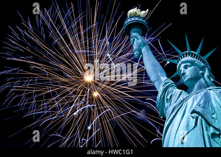 Freiheitsstatue, Nachthimmel mit Feuerwerk, New York, USA Stockfoto