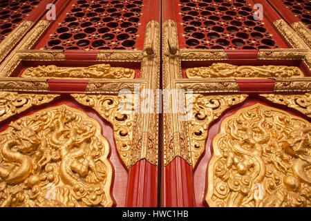 Türgriff und die geprägte Designs von Wolken und Drachen an der Tür in der verbotenen Stadt, Peking, China Stockfoto