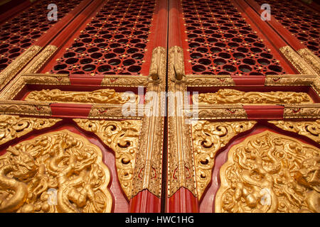 Türgriff und die geprägte Designs von Wolken und Drachen an der Tür in der verbotenen Stadt, Peking, China Stockfoto