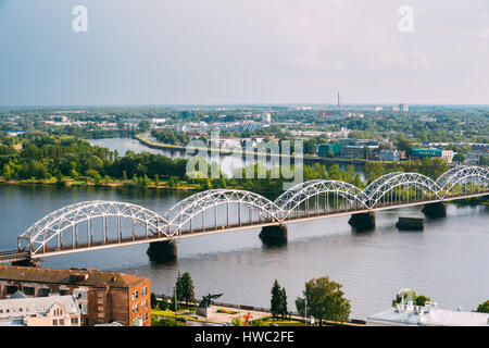 Riga, Lettland. Ansicht von oben, Luftaufnahme der Eisenbahnbrücke über die Daugava oder westliche Dwina am Abend Stockfoto