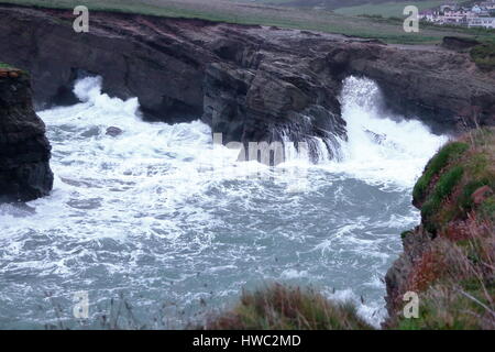 Massive Sturmfluten im November 2013 Pfund die kornischen Stränden von Whipsiderry, Watergate Bay und Porth Insel, Newquay UK Stockfoto