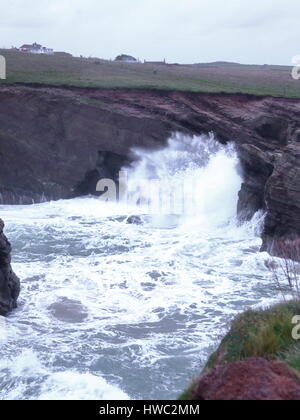 Massive Sturmfluten im November 2013 Pfund die kornischen Stränden von Whipsiderry, Watergate Bay und Porth Insel, Newquay UK Stockfoto