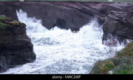 Massive Sturmfluten im November 2013 Pfund die kornischen Stränden von Whipsiderry, Watergate Bay und Porth Insel, Newquay UK Stockfoto