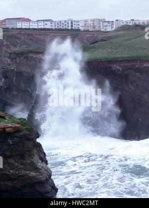 Massive Sturmfluten im November 2013 Pfund die kornischen Stränden von Whipsiderry, Watergate Bay und Porth Insel, Newquay UK Stockfoto