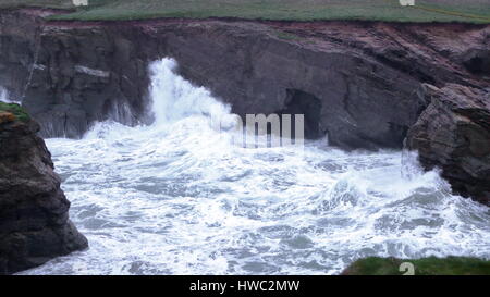Massive Sturmfluten im November 2013 Pfund die kornischen Stränden von Whipsiderry, Watergate Bay und Porth Insel, Newquay UK Stockfoto