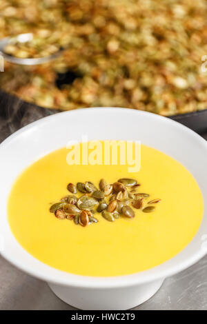 Frische hausgemachte Creme Möhrensuppe mit Kürbiskernen Stockfoto