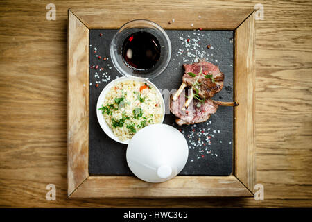 Lammkoteletts mit couscous Stockfoto